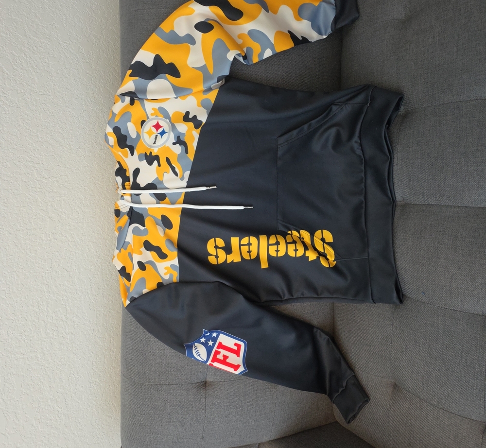 NFL Men's Black & Yellow Camo Swim Rash Guard